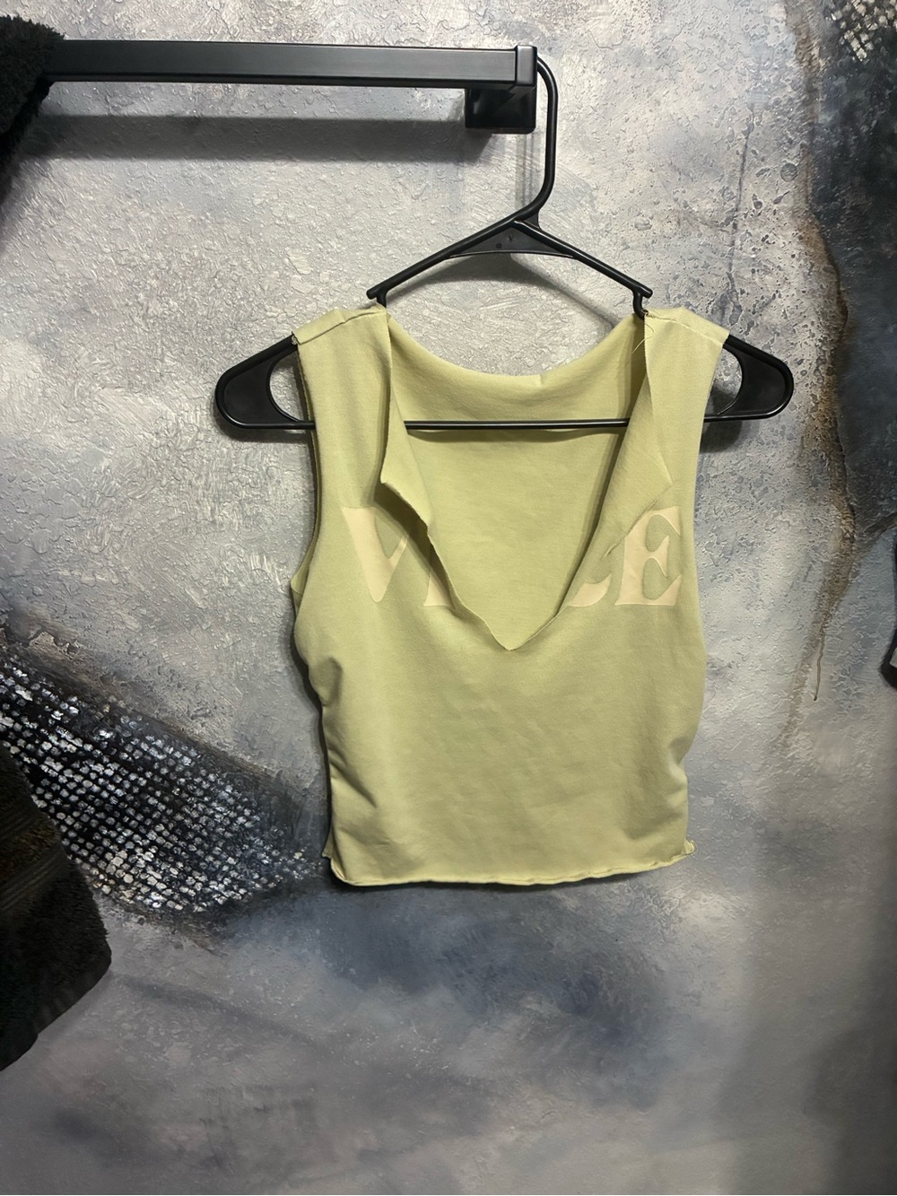 WOMENS LOW CUT V NECK TANK TOP SIZE SMALL ☀️